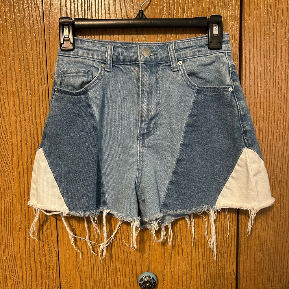 Color block frayed denim shorts